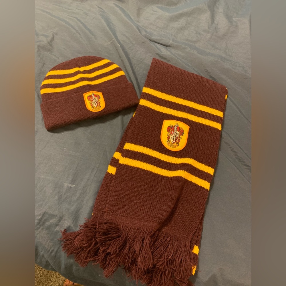 Harry Potter Gryffindor hat and scarf set